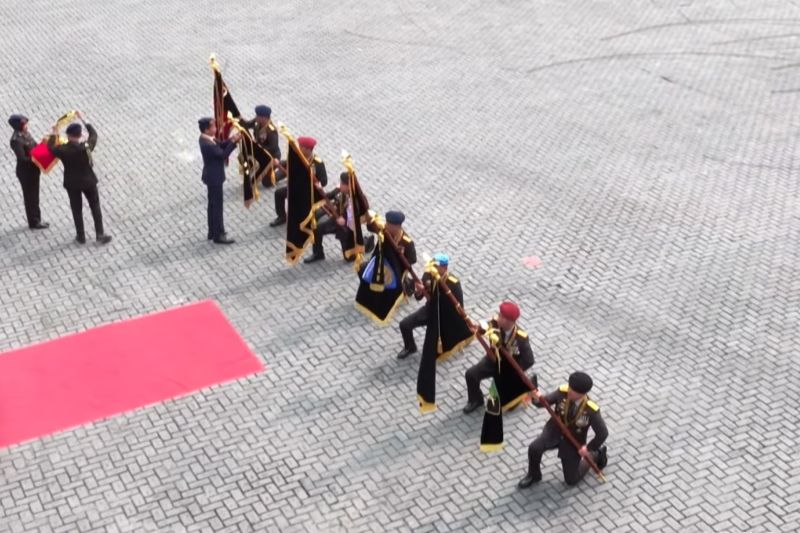  Momen Jokowi dan Polri Saling Tukar Beri Penghargaan di Mako Brimob