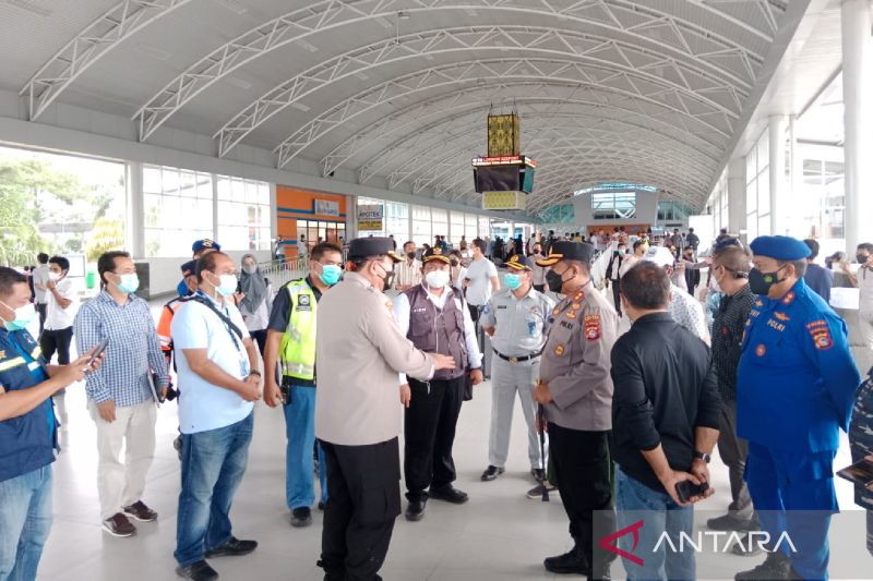 Pimpinan Polda NTB bersama sejumlah pemangku kepentingan pengamanan MotoGP dan otoritas keamanan bandara memeriksa persiapan pelayanan di BIZAM, Lombok Tengah, NTB, Kamis (3/3/2022). ANTARA/HO-Humas Polda NTB