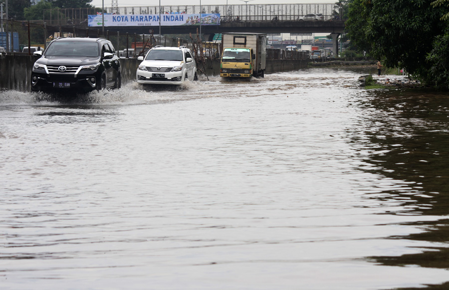 Hujan Disertai Angin Kencang dan Petir Ancam Wilayah Jabodetabek