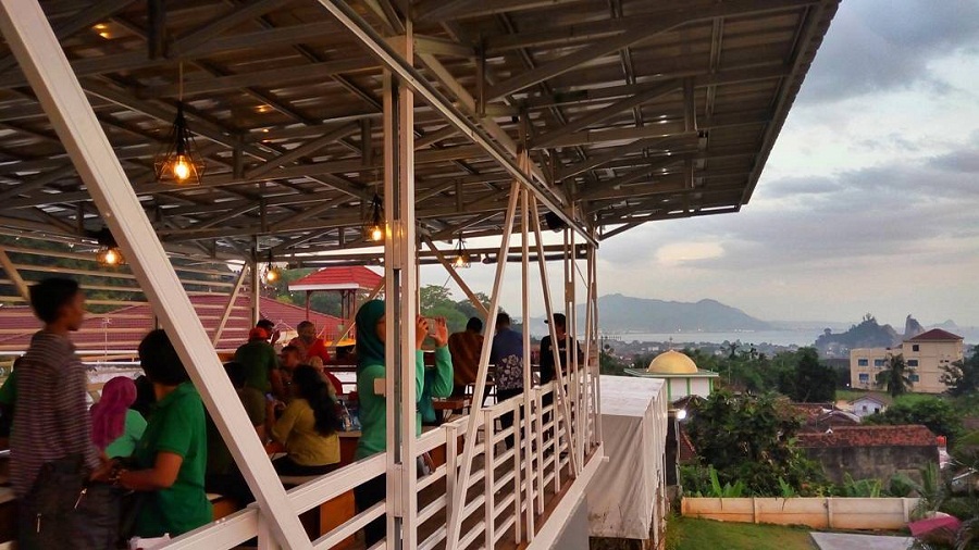 Pavilion Resto Tempat Makan Suasana Bandung yang Hits di Lampung