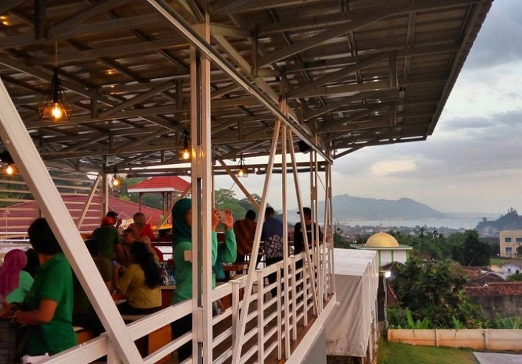 Pavilion Resto Tempat Makan Suasana Bandung yang Hits di Lampung