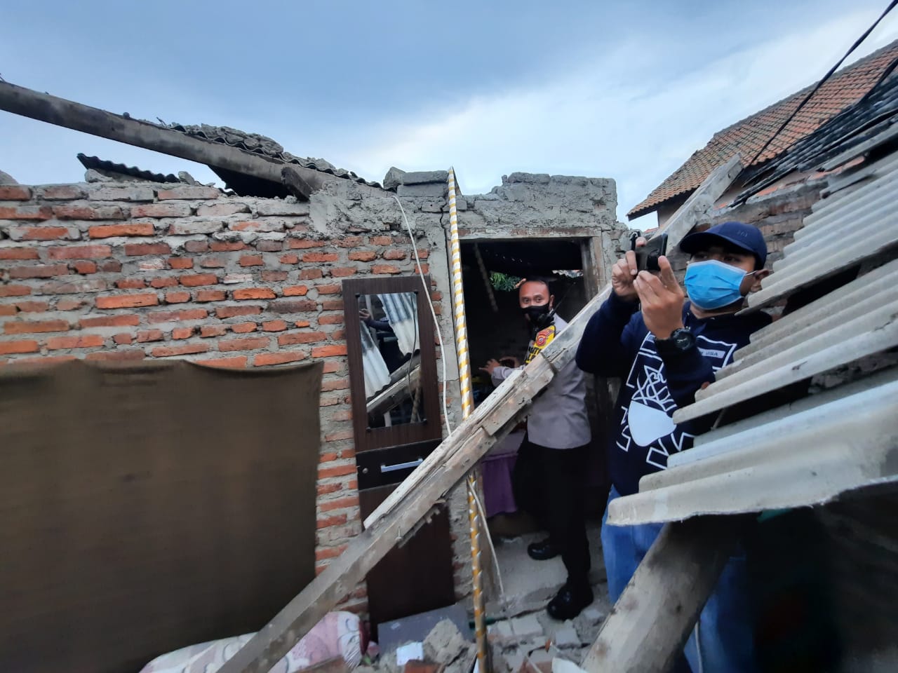 Tujuh rumah warga di Cangkol Selatan, Kota Cirebon rusak diterpa angin puting beliung. Foto: MP/Mauritz