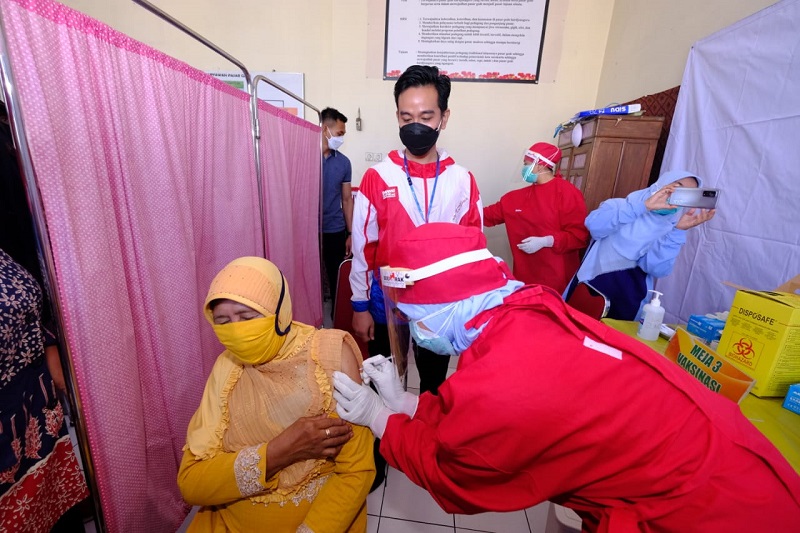 Vaksinasi Pedagang Tradisional Solo, Gibran: Semoga Pasarnya Tambah Ramai