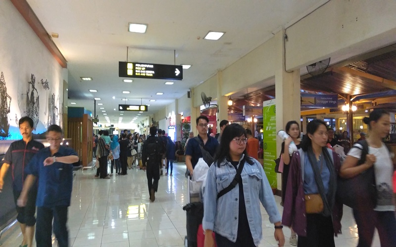 Kesibukan penumpang di Bandara Internasional Adisutjipto