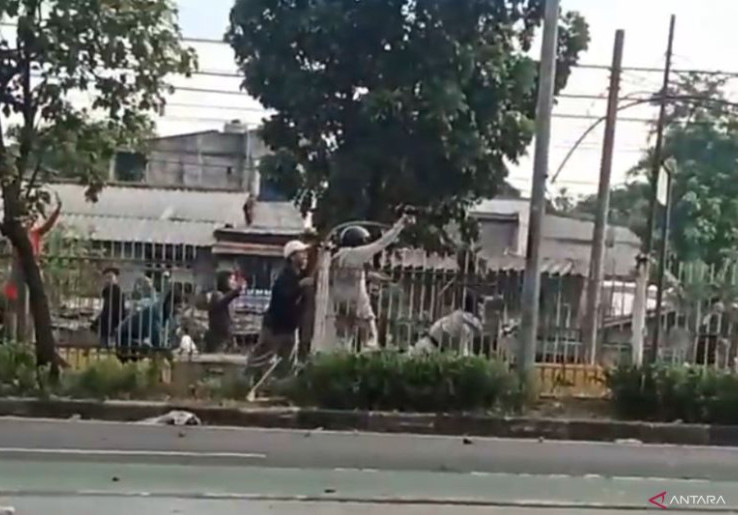 Tawuran Warga Klender Picu Kemacetan Hingga 2 KM, Tembakan Gas Air Mata Bubarkan Massa