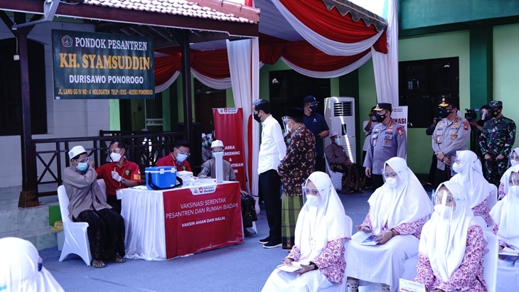 Jokowi dan Kapolri Awasi Langsung Vaksinasi di Pesantren Seluruh Indonesia