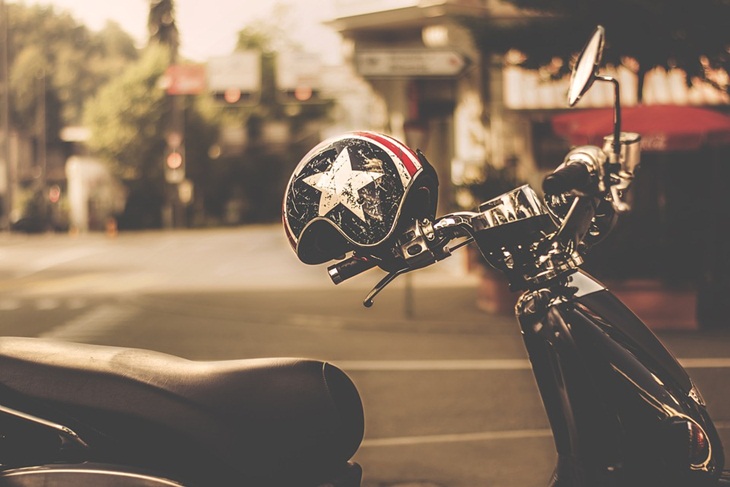 Pakai pakaian standar berkendara wajib kamu lakukan. (Foto: Pixabay/LUM3N)
