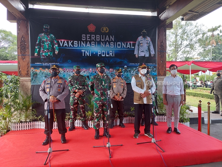  Kapolri Jenderal Listyo Sigit Prabowo, Panglima TNI Marsekal TNI Hadi Tjahjanto dan Kepala BNPB Letjen TNI Ganip Warsito inspeksi PPKM Darurat di Solo, Jumat (9/7). (MP/Ismail)