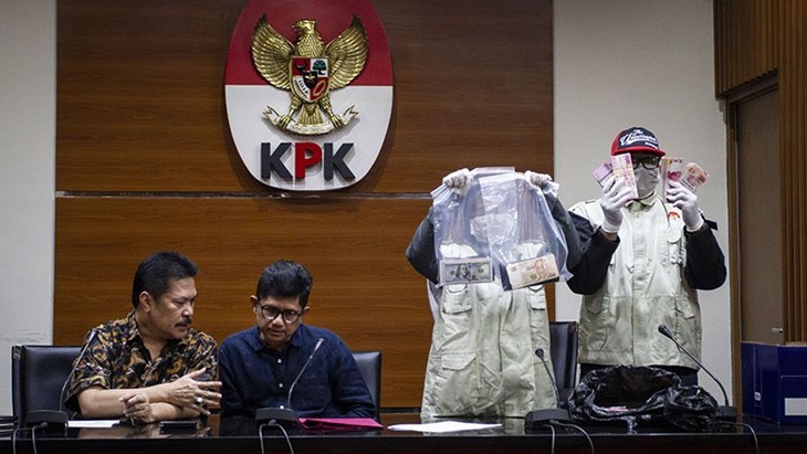 Wakil Ketua KPK Laode M Syarif (kedua kiri) bersama Jaksa Agung Muda Intelijen (Jamintel) Jan S Maringka (kiri). (Antaranews)