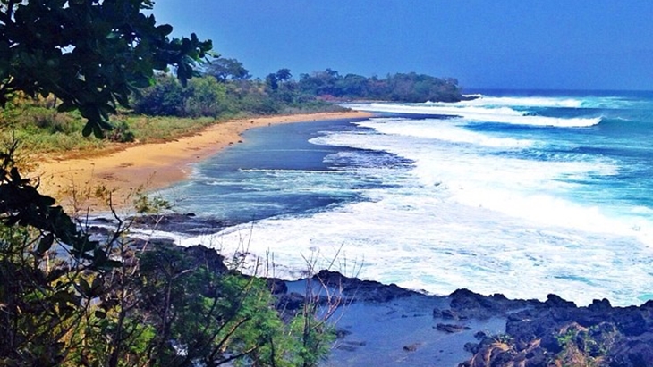 Pantai Ombak Tujuh, Surga Baru Bagi Para Peselancar