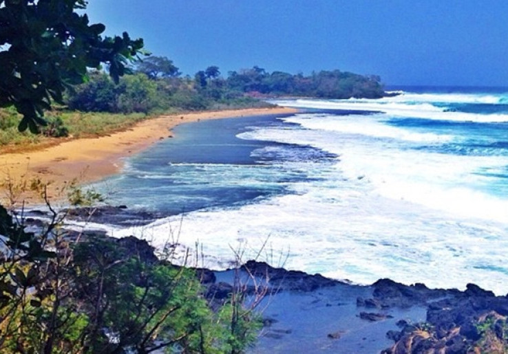 Pantai Ombak Tujuh, Surga Baru Bagi Para Peselancar
