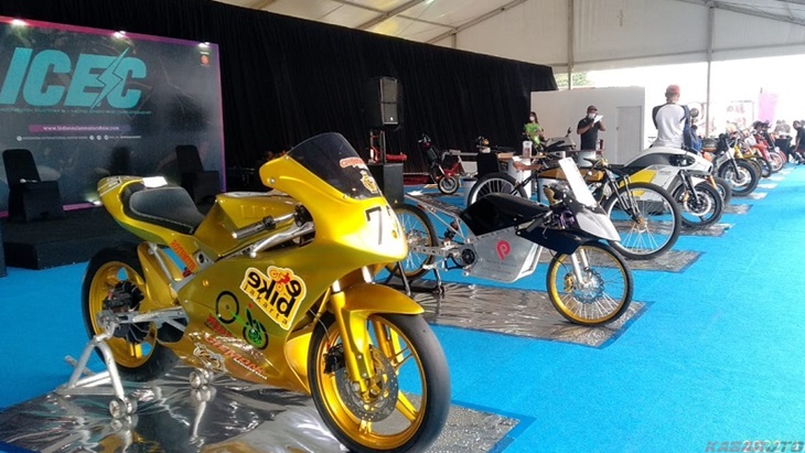Bamsoet Hingga Ridwan Kamil Apresiasi Motor Listrik Custom di IIMS 2022