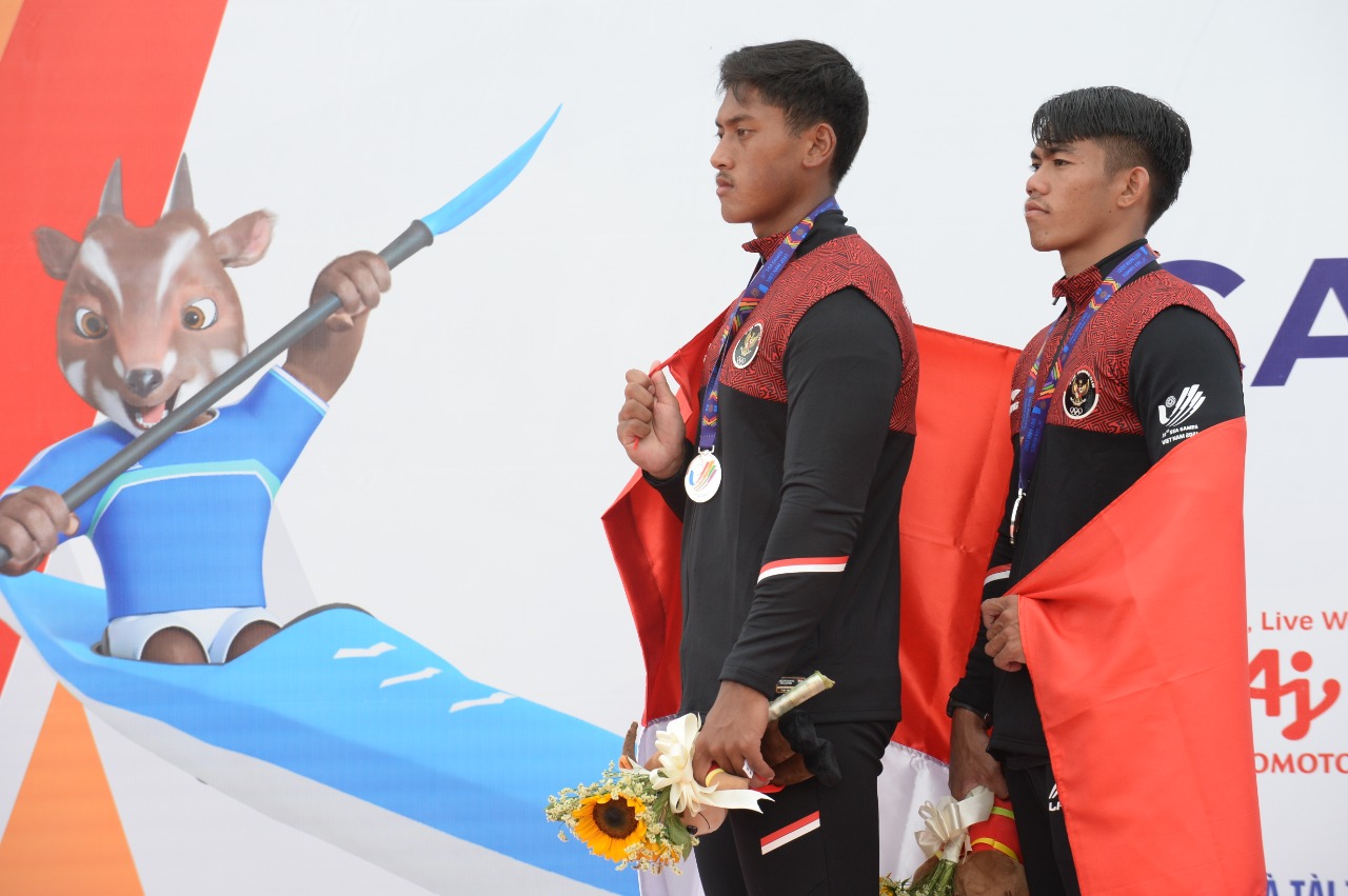 Irwan dan Indra Hidayat menyumbang medali perak dari nomor Men's Kayak Double 1000 Meters. (NOC Indonesia/MP Media/Arie Prijono)