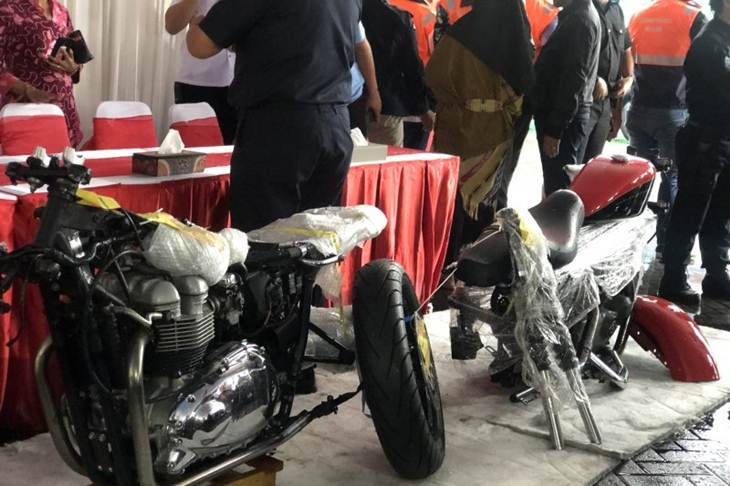 Dua motor mewah hasil penyelundupan di Pelabuhan Tanjung Priok, Jakarta, Selasa (17/12/2019). (ANTARA/AstridFaidlatulHabibah)