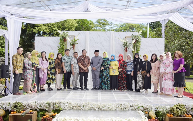 Gubernur Jawa Barat Ridwan Kamil bersama komunitas perempuan se Bandung Raya di Rumah Dinas Gubernur