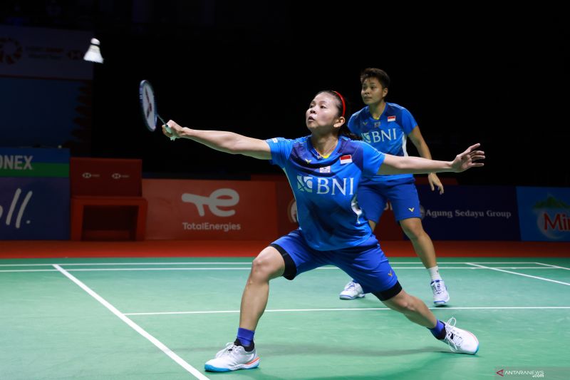 Ganda Putri Indonesia Greysia Polii (kiri) yang berpasangan dengan Apriyani Rahayu mengembalikan kok ke ganda putri Thailand Jongkolphan Kititharakul/Rawinda Prajongjai pada semifinal Indonesia Open 2021 di Nusa Dua, Bali, Sabtu (27/11/2021). ANTARA FOTO/HO/Humas PBSI