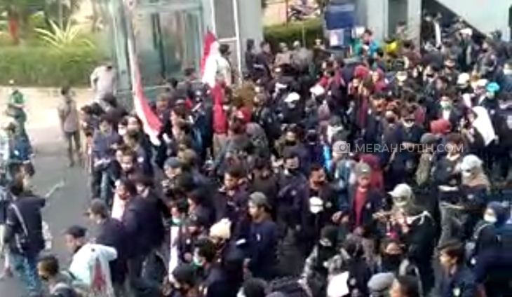   Kerumunan massa makin tak terbendung dan mulai liar jelang petang d sekitar kawasan Grahadi Surabaya. (Foto: MP/Andika Eldon)
