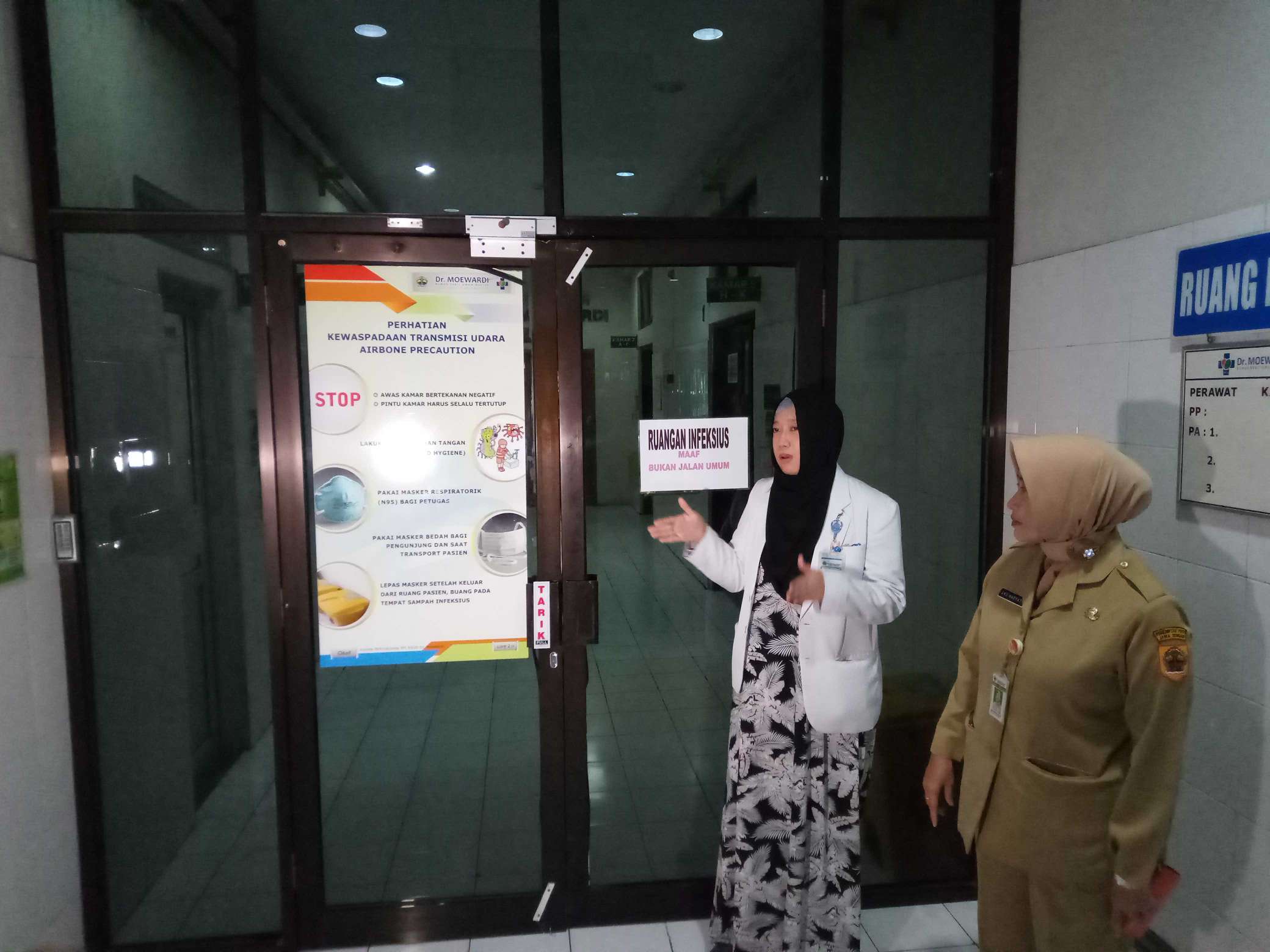 Tim dokter RSUD dr Moewardi Solo, Jawa Tengah menunjukkan ruang isolasi sebagai rujukan pasien virus corona. (MP/Ismail)