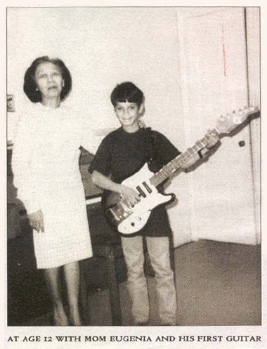 Edward Van Halen dan ibunya Eugenia. (Foto Van Halen News Desk)