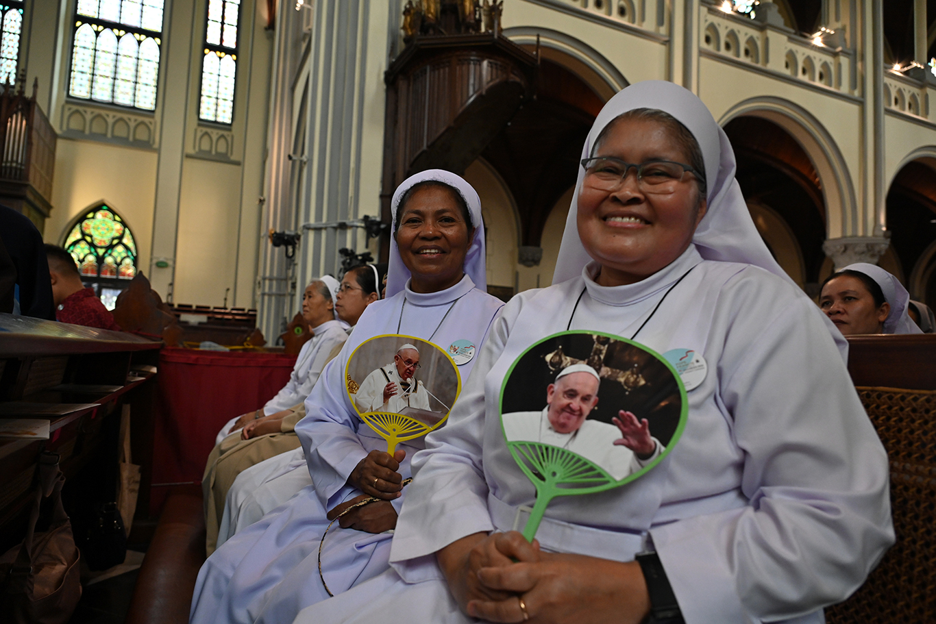 Suka Cita Biarawati Hadiri Misa Agung Paus Fransiskus di Gereja Katedral Jakarta