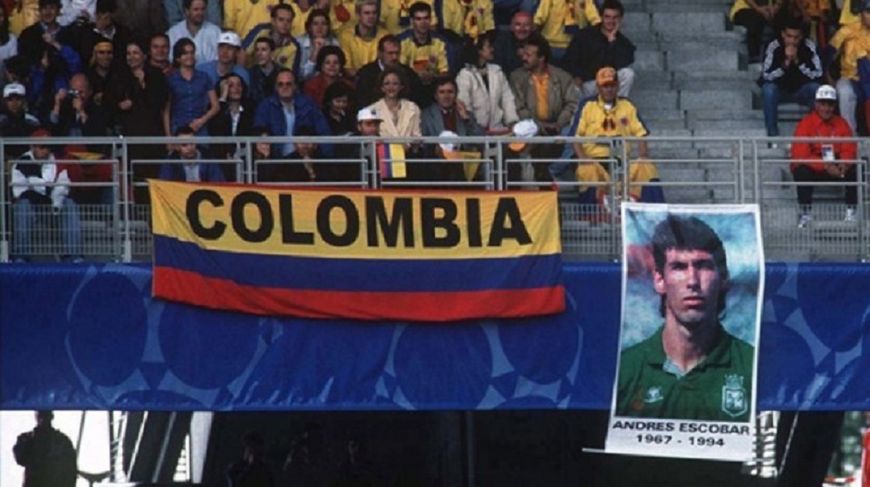 Suporter Kolombia mengenang Andres Escobar. Foto: FIFA.com
