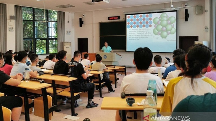  Para mahasiswa Wuhan University di Kota Wuhan, Provinsi Hubei, Tiongkok. (ANTARA/HO-Xinhua/mii/am.)