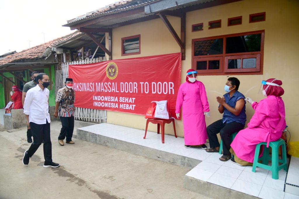 Presiden Joko Widodo meninjau vaksinasi COVID-19 dari pintu ke pintu, di Kampung Pengampaan, Kecamatan Harjamukti, Kota Cirebon, Selasa (31/08/2021) pagi. (Foto: BPMI Setpres/Muchlis Jr)