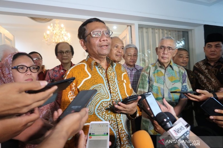 Mahfud MD pada sore Kamis 3 Oktober 2019 bertemu dengan Wakil presiden RI ke-6 Try Sutrisno bahas soal Papua, di Jakarta, Kamis, (03/10/2019). (Foto: Antara/Boyke Ledy Watra)
