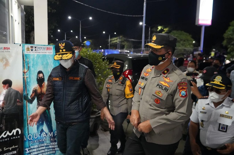 Wakapolda dan Wakil  Gubernur Jatim pantau penyekatan mobilitas di Suramadu, Surabaya, Jatim. (Foto: Budi Lentera)