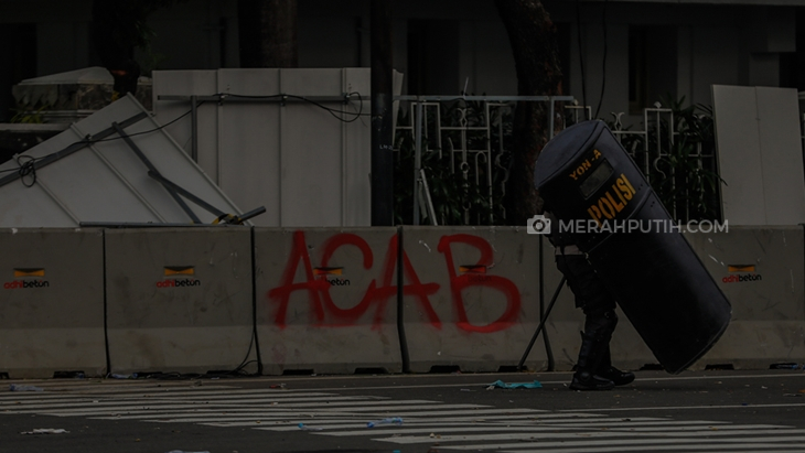 Polisi berjaga saat demo tolak UU Cipta Kerja di Jakarta, Kamis (8/10). (Foto: MP/Rizki Fitrianto)