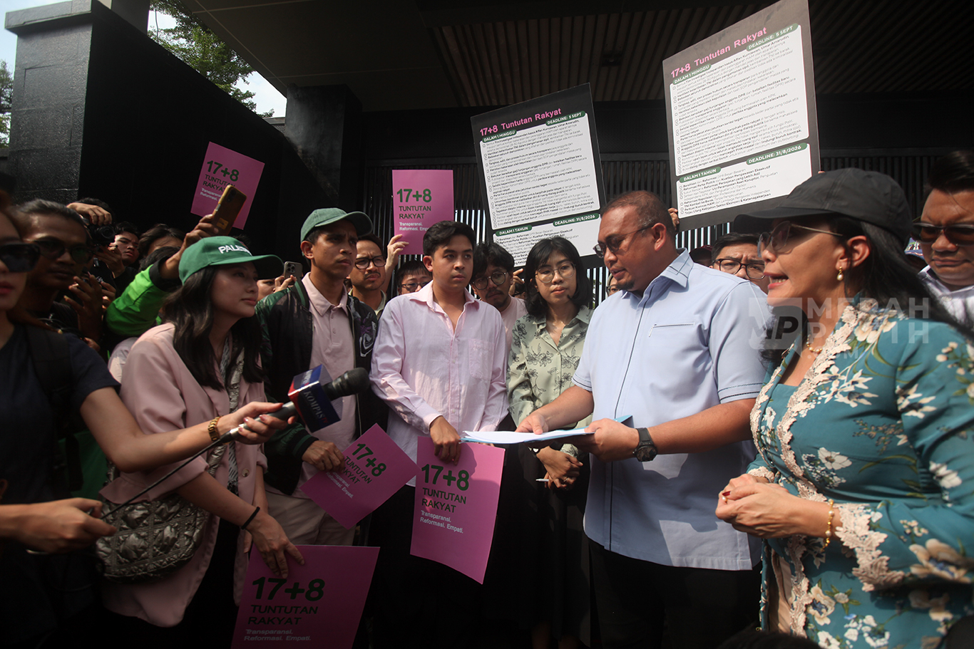 Aksi Kolektif 17+ 8 Berikan Dokumen Tuntutan Rakyat ke Anggota DPR di Gerbang Pancasila