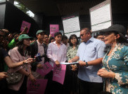 Aksi Kolektif 17+ 8 Berikan Dokumen Tuntutan Rakyat ke Anggota DPR di Gerbang Pancasila