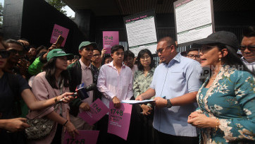 Aksi Kolektif 17+ 8 Berikan Dokumen Tuntutan Rakyat ke Anggota DPR di Gerbang Pancasila