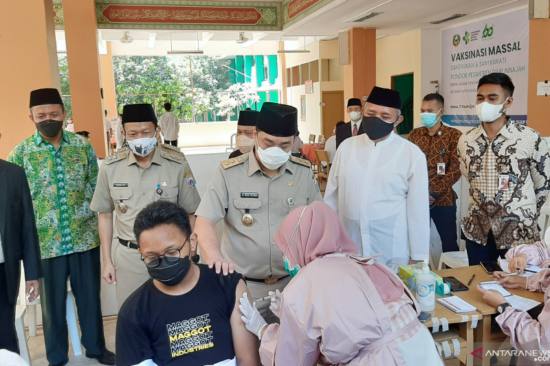 Anies Batasi Makan 20 Menit Agar Tak Muncul 'Klaster Warteg'?
