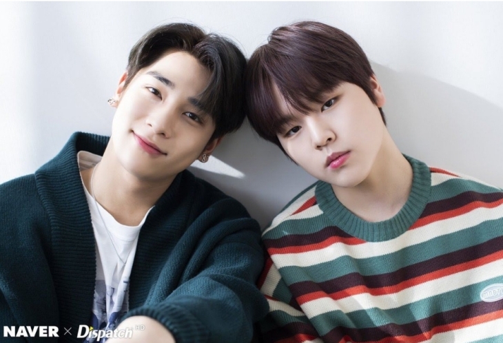 Lee Hangyul (kiri) & Nam Dohyon (kanan) meminta maaf atas apa yang dilakukan perusahaan. (Foto: Naver x Dispatch)