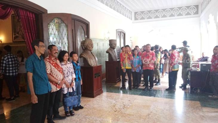  Ratusan warga mengantre open house di open house Natal di Rumdin Loji Gandrung, Solo, Jawa Tengah, Rabu (25/12). (MP/Ismail)