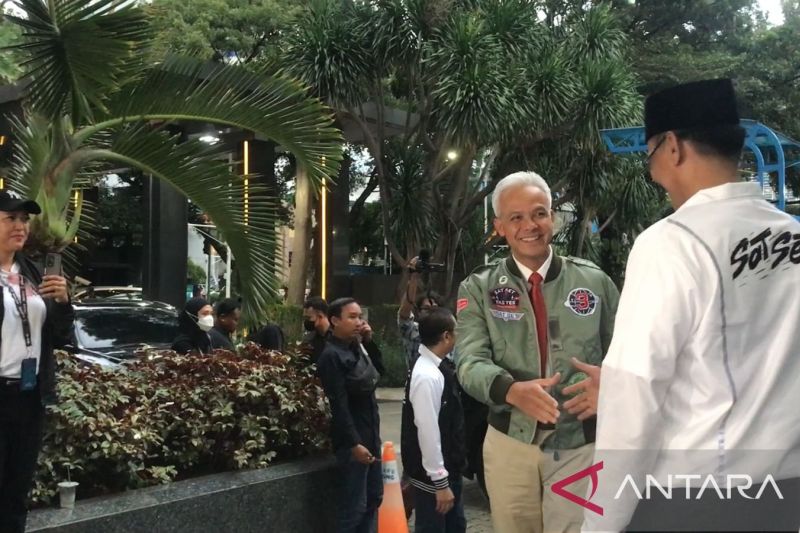 Ganjar Mahfud Pakai Jaket 'Top Gun' Bomber Hijau Saat Debat