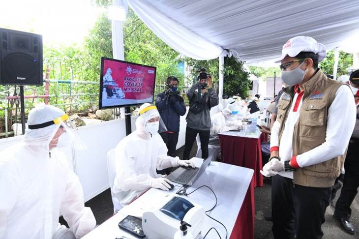 Ketua Umum Relawan Indonesia Bersatu Lawan COVID-19 Sandiaga Uno memantau "rapid test" dan "PCR test" massal di kawasan Johar Baru, Jakarta, Selasa (19/5/2020) (HO-Dok Relawan Indonesia Bersatu)