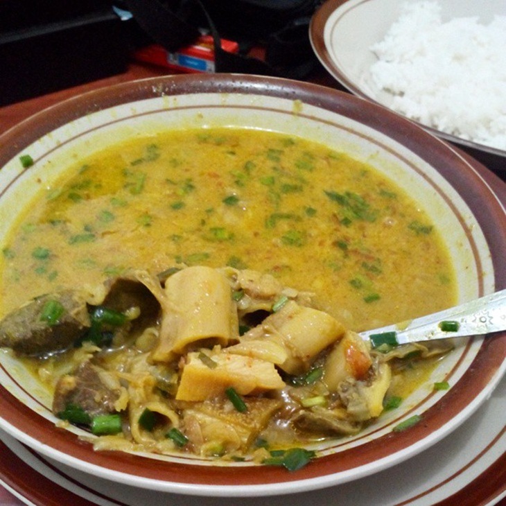 Empal Gentong Mang Darma. (Foto: instagram.com/mellyaryadi)