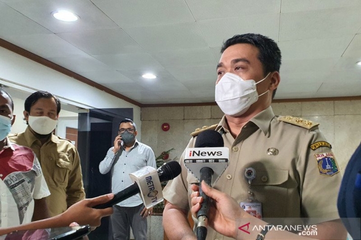 Dokumentasi - Wakil Gubernur DKI Jakarta Ahmad Riza Patria di Balai Kota Jakarta, Selasa (29/12/2020). (ANTARA/Livia Kristianti)