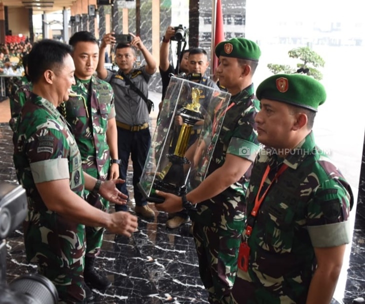 Jenderal Andhika Perkasa menyerahkan trofi kepada sejumlah kodim yang menjadi pemenang dalam Lomba Binter Tingkat Pusat. (Foto: MP/Kanugrahan)