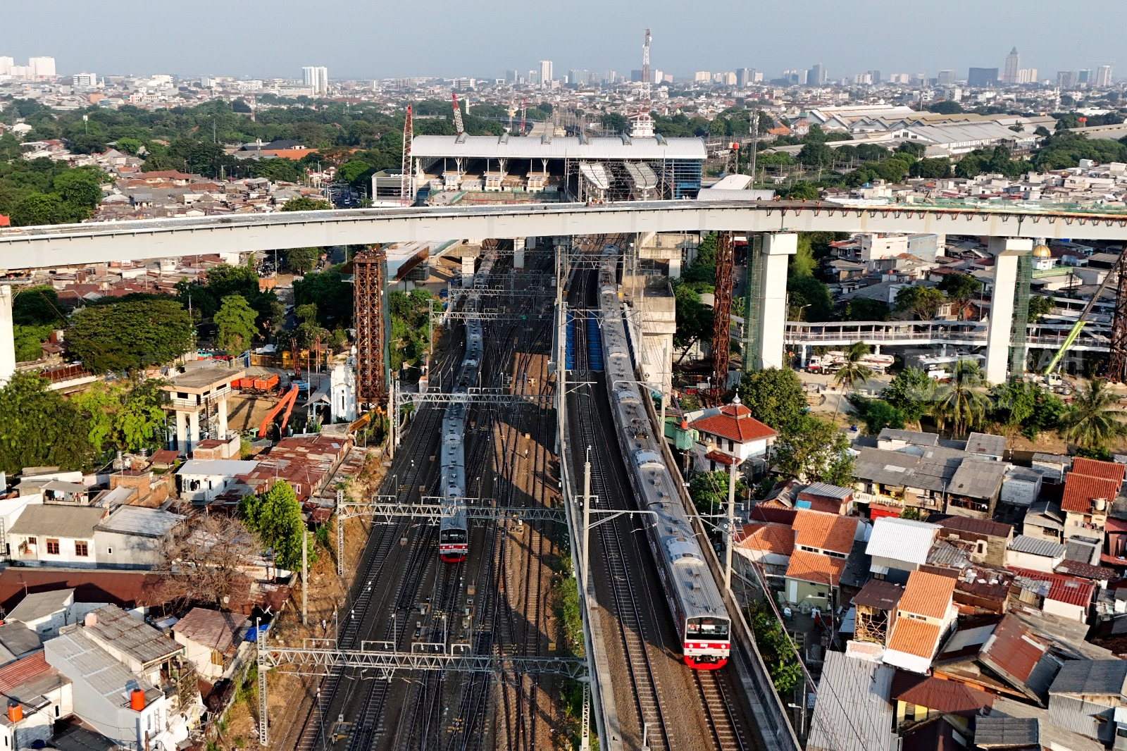 Pembangunan Jalur LRT Jakarta Fase 1B Velodrome–Manggarai Tersambung 100%