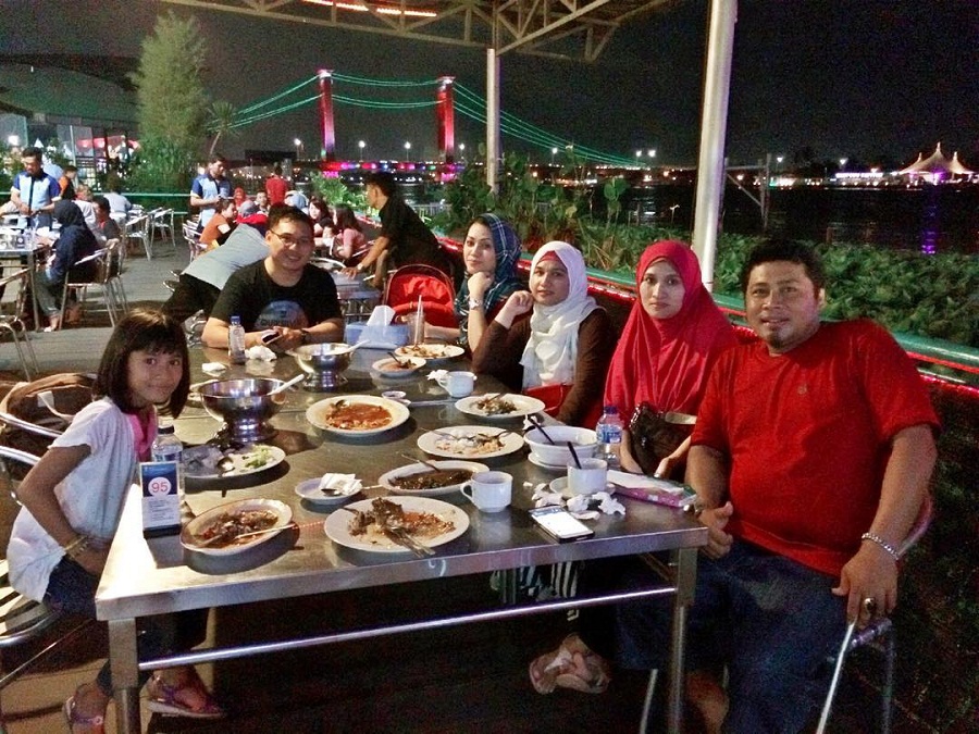 Restoran Riverside, Palembang. (Instagram/dyanalbama_new)