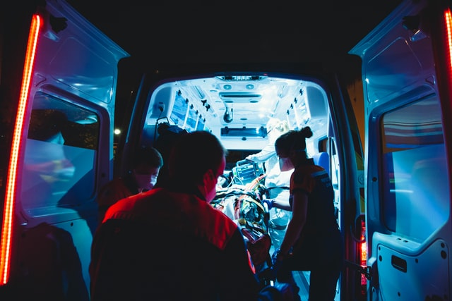 Petugas Ambulans Jagoan Negeri Aing, Sudah Jatuh Tertimpa Pandemi Masih Dilempari Batu