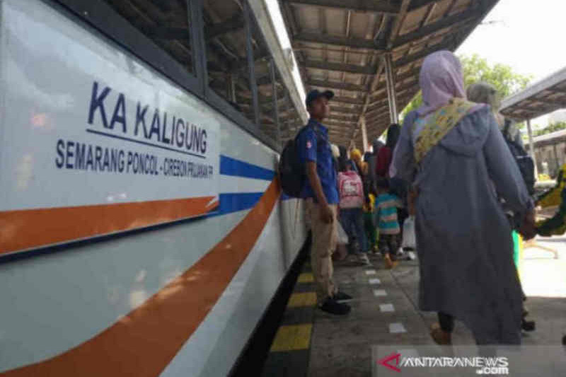 Pengguna jasa saat menaiki Kereta Kaligung di Stasiun Cirebon Prujakan, Jawa Barat, Minggu (1/12/2019). (ANTARA/Khaerul Izan)