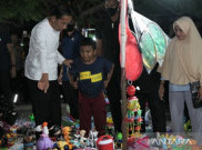 Malam Hari, Jokowi Berikan Bantuan ke Rumah Warga Kurang Mampu di Baubau