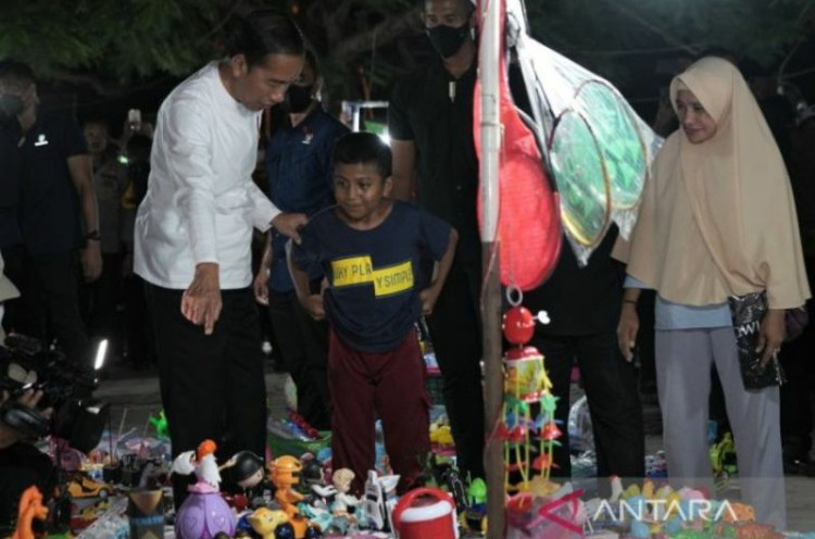 Malam Hari, Jokowi Berikan Bantuan ke Rumah Warga Kurang Mampu di Baubau