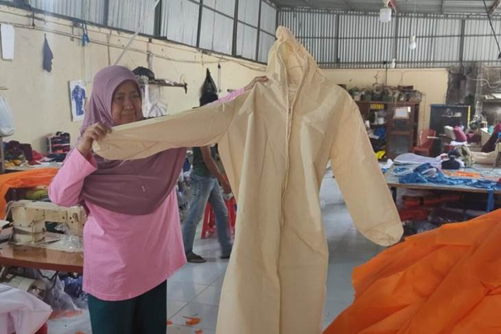 Konveksi Baju seragam sekolah dan pakaian kantor beralih fungsi kepembuatan baju hazmat guna keperluan tenaga medis yang sedang menangani COVID-19. Senin. (6/4/2020). (ANTARA/Dian Hadiyatna)