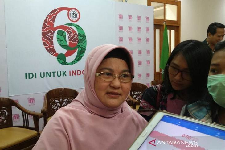dr Erlina Burhan Sp.P (K), M.Sc, Ph.D saat memberikan penjelasan terkait penyakit COVID-19 di kantor PB IDI Jakarta, Kamis (5/3/2020). (FOTO ANTARA/Aditya Ramadhan)