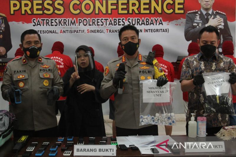 Kapolrestabes Surabaya Kombes Pol Akhmad Yusep Gunawan menunjukkan barang bukti hasil kejahatan pelaku perjokian ujian masuk perguruan tinggi, Jumat (15/7/2022). ANTARA/Didik Suhartono.